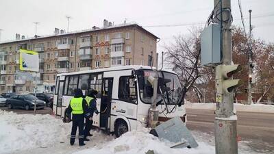 Десять человек пострадали в ДТП с автобусом в Свердловской области