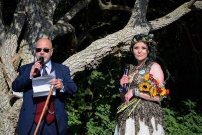 В Британии женщина вышла замуж за дерево (ФОТО)