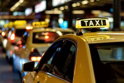 Десятибалльные пробки в Петербурге спровоцировали высокий рост цен на такси