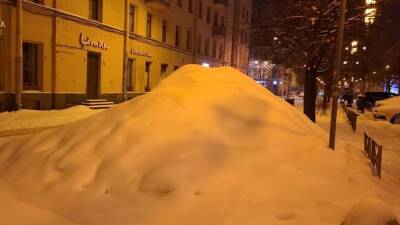 Горы снега и мусора образовались на улице Кораблестроителей в Петербурге