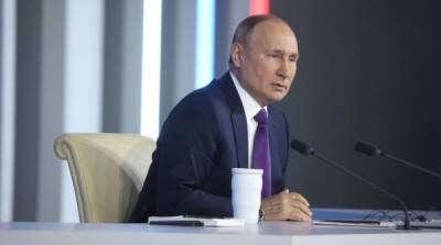 Эксперт раскрыла значение позы Путина на конференции