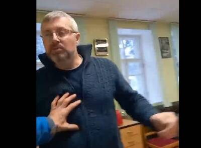 Видео: депутата выгнали пинками из здания администрации поселка Вырица