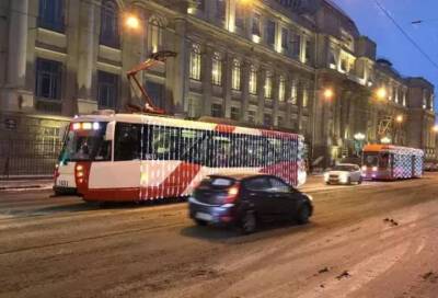 Новогодние трамваи начали курсировать по Петербургу