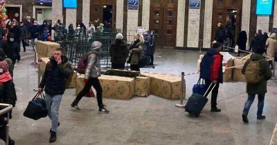 В "Укрзализныце" после скандала показали, как ставят елку на вокзале Киева