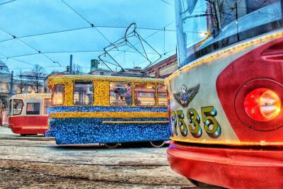 В Петербурге заработали три новогодних трамвая