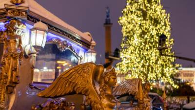 Главная новогодняя елка Санкт-Петербурга начала заваливаться от сильного ветра