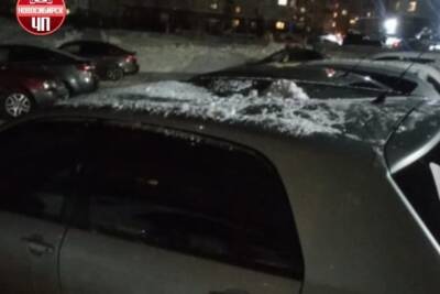 Глыба льда упала с 27 этажа на машину в Новосибирске