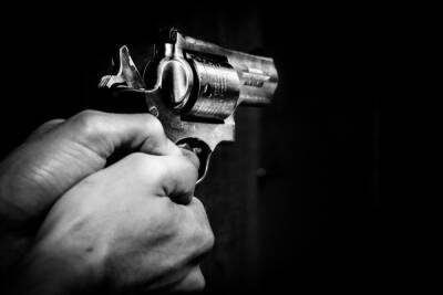 В Омске мужчина с пистолетом напал на семью с маленьким ребенком