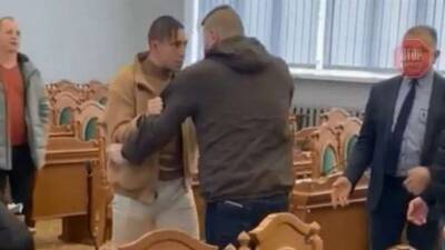 Драка, в которой сошлись два львовских депутата райсовета, попала на видео