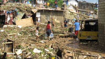 Число жертв тайфуна на Филиппинах превысило 300