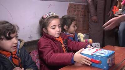 Российская делегация подарила сирийским детям новогодние подарки