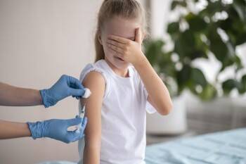 Детей хотят вакцинировать от ковида в школах? Министр ответил на вопрос