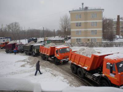 В Санкт-Петербурге снег разгружают во дворе заброшки — видео