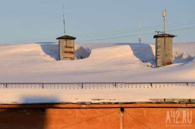 Ни лент, ни ограждений: в Кемерове сотрудники УК сбрасывали снег с крыши на голову горожанам