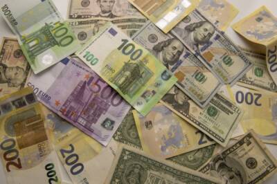 На Мосбирже курс доллара вырос до 73,4 рубля