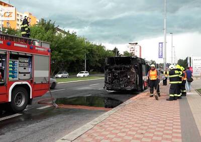 В Праге загорелся ехавший в аэропорт автобус
