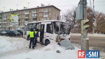 В Свердловской области в ДТП с автобусом пострадали десять человек