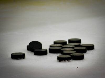 Молодежная сборная России по хоккею, «провалившись» в первом периоде, уступила Канаде перед стартом МЧМ