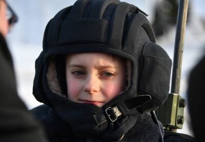 Новогоднюю мечту мальчика из Воронежской области прокатиться на танке Т-90 исполнили военные