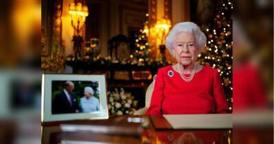 Фотографія та брошка: королева Єлизавета II у своїй різдвяній промові віддала данину пам'яті принцу Філіпу