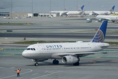 United Airlines отменила более 100 рейсов из-за вызванной COVID-19 нехватки персонала