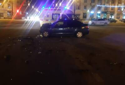 В ночном ДТП в Твери пострадал водитель Renault Logan