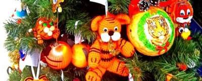 Новогоднюю елку в Центральном округе Курска украсили более 150 тигров, сделанных детьми