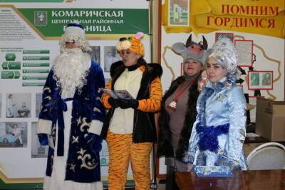 В Комаричах на Брянщине волонтеры поздравили врачей с Новым годом