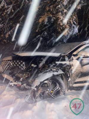 Легковушка вылетела в кювет после столкновения со снегоуборочным грузовиком у Рапполово – фото