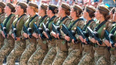 Военная обязанность для женщин. Зачем Зеленский отправил миллионы украинок становиться на воинский учет
