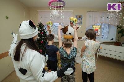 Сыктывкарский молочный завод совместно с фондом "Сила добра" вручил новогодние подарки юным пациентам республиканских больниц
