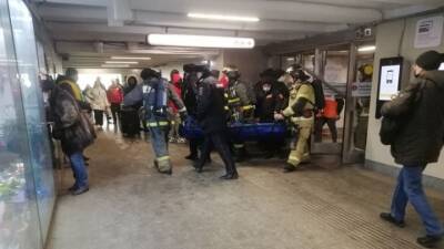 Мужчину спасли после падения на рельсы в столичном метро