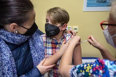 Опрос показал, как россияне относятся к вакцинации детей от коронавируса