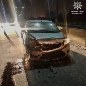 В Запорожье столкнулись три легковых автомобиля: один из водителей был пьян. Фото