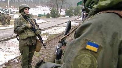 Украинок обязали встать на воинский учет