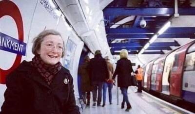 Жительница Лондона ежедневно спускается в метро, чтобы слушать голос умершего мужа