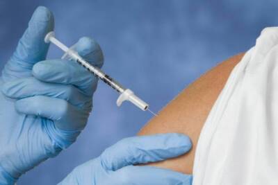 Уже почти 43% украинцев полностью вакцинировались от коронавируса