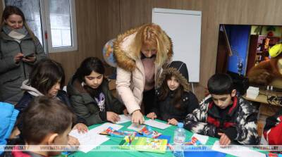 Первые уроки для детей беженцев прошли в мобильном образовательном центре у ТЛЦ