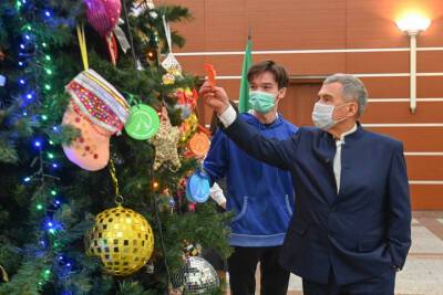 Минниханов исполнит новогодние пожелания юных татарстанцев