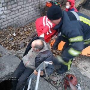 В Запорожье мужчина упал в колодец теплотрассы. Фото