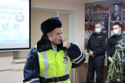 На Урале в честь нового года детей одели в полицейскую форму и показали им боевые приемы