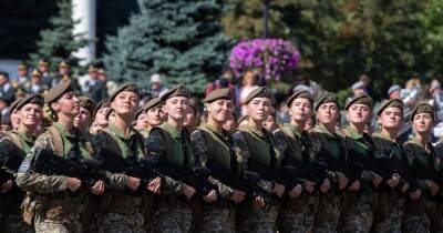 "Начинайте с жены президента". Что думают украинки о воинском учете для женщин