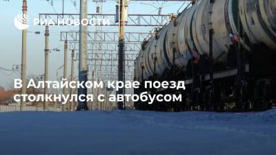 Грузовой поезд столкнулся с рейсовым автобусом в Алтайском крае