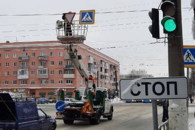 На площади в Твери вешают новые дорожные знаки