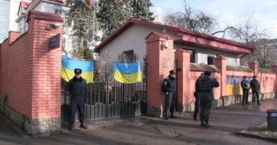 Неизвестный бросил «коктейль Молотова» в забор консульства РФ во Львове