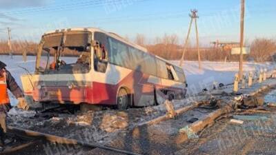 «Товарняк» снес пассажирский автобус на переезде в Алтайском крае