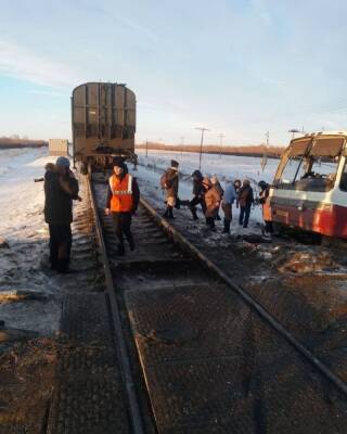 В Алтайском крае поезд протаранил пассажирский автобус, пострадали люди