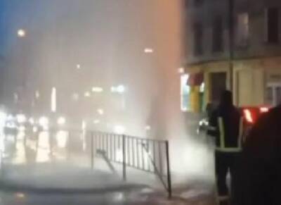Во Львове посреди улицы забил семиметровый фонтан. Коммунальщики оригинально вышли из сложившейся ситуации