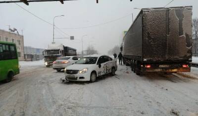 В Тюмени на Ветеранов Труда столкнулись Uber и грузовик