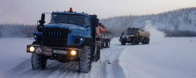 В Кобяйском районе Якутии в снегу глубиной до 1,5 метра застряли 12 грузовиков